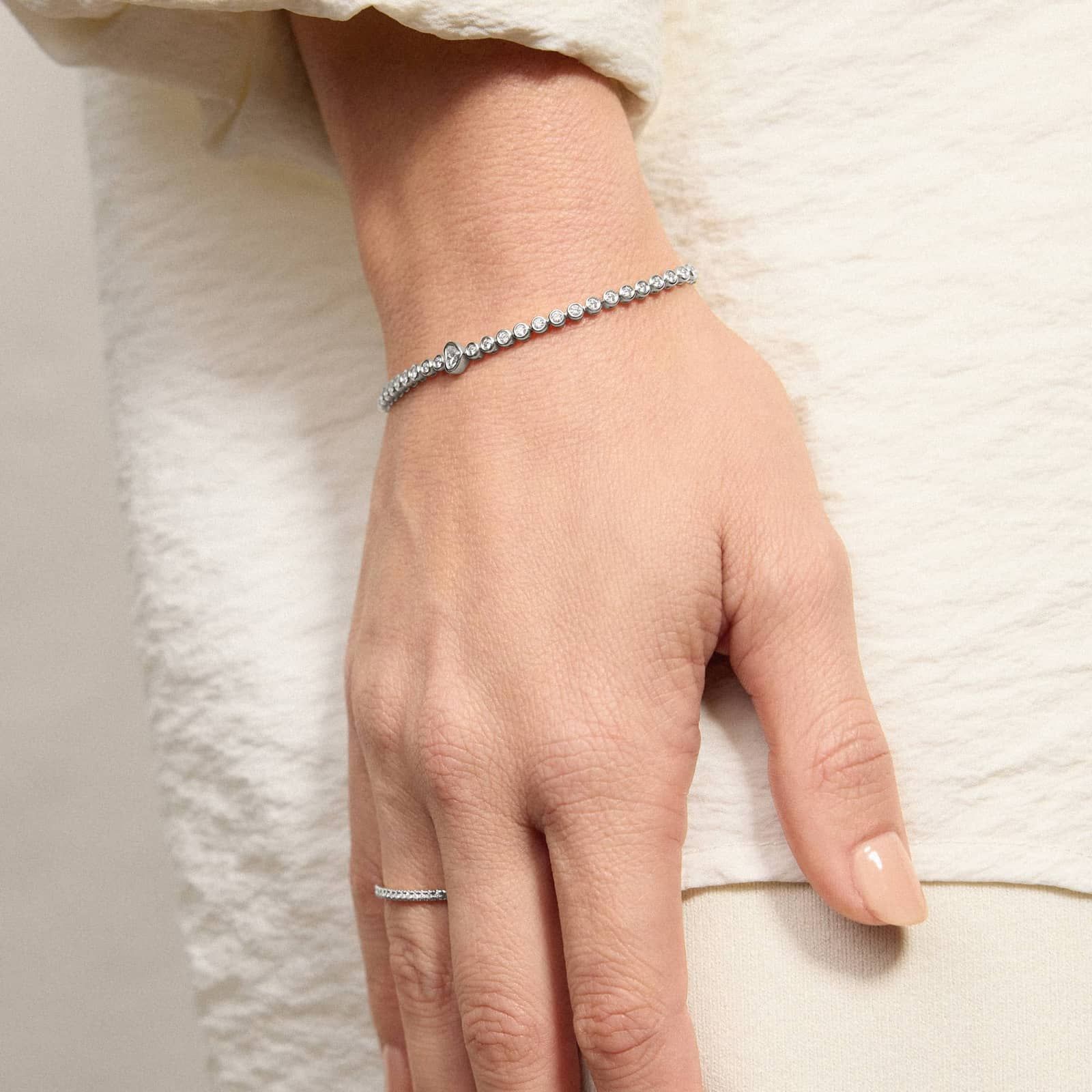 Round Diamond Tennis Bracelet with Bezel Heart Center in 14K White Gold 4
