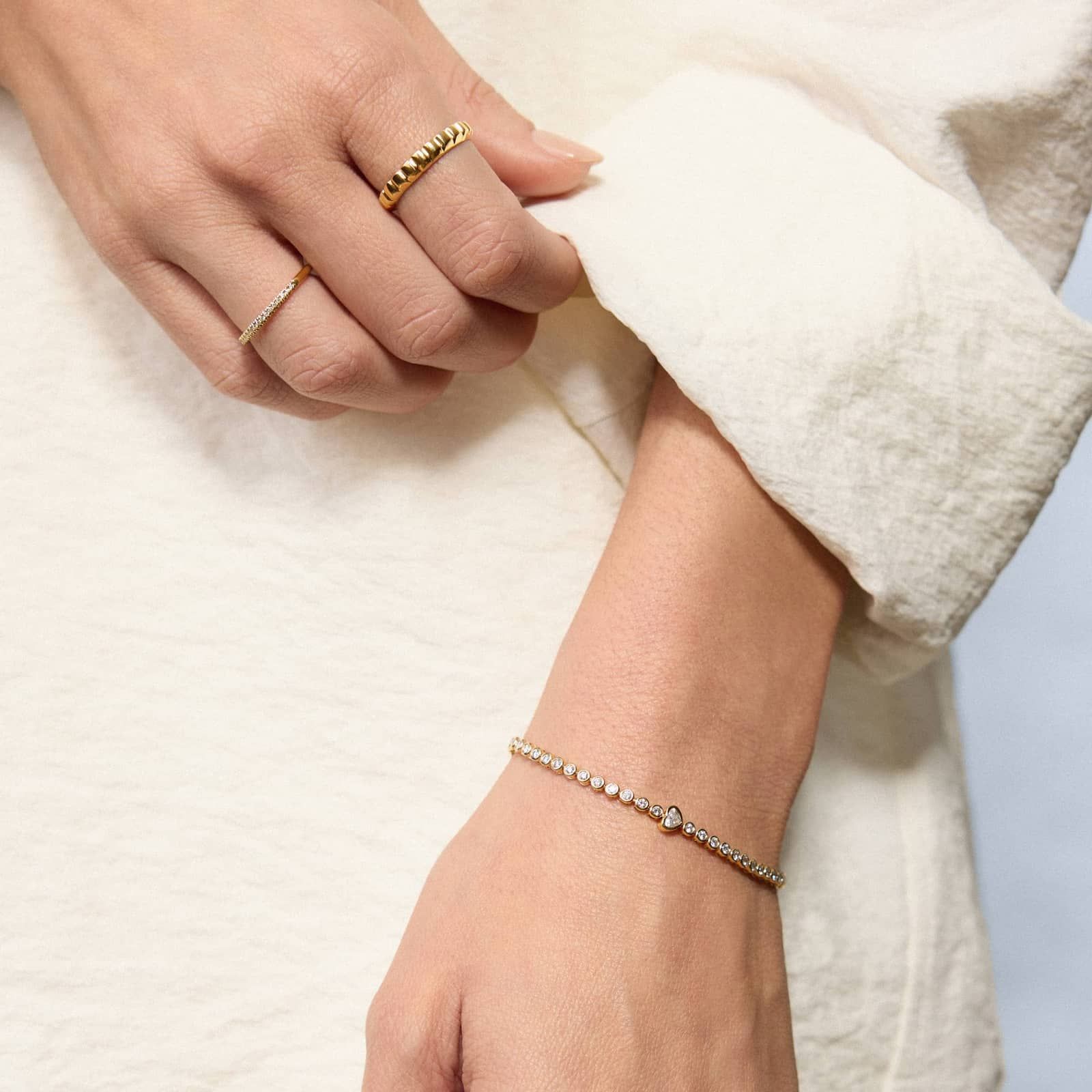 Round Diamond Tennis Bracelet with Bezel Heart Center in 14K Yellow Gold 3